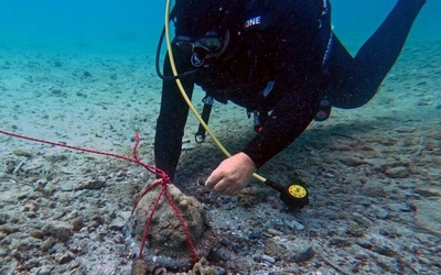 Найденный на дне шлем может привести археологов к затонувшему кораблю