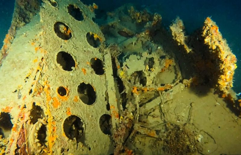Греческие дайверы нашли половину самолета на глубине 60 метров