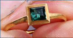 Старинное золотое кольцо с изумрудом найдено дайверами на месте крушения галеона
