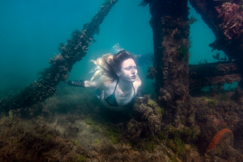 Фотограф Дмитрий Каминский, русалка Мира Лисичкина, фото на глубине 1 метр.