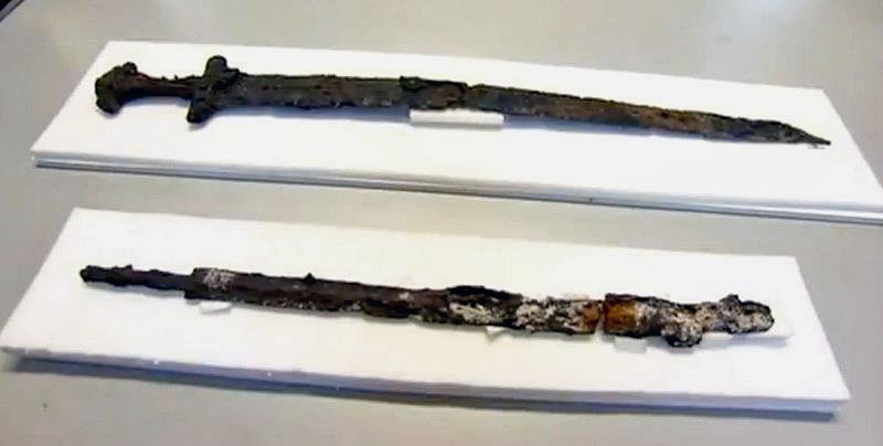 Дайвер нашел в реке меч, выкованный 3,5 тыс. лет назад