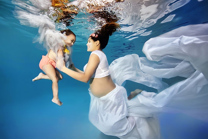 Фотограф превратил будущих мам в русалок