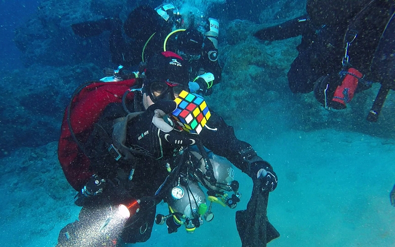 Установлен рекорд по сборке кубика Рубика на глубине 100 метров