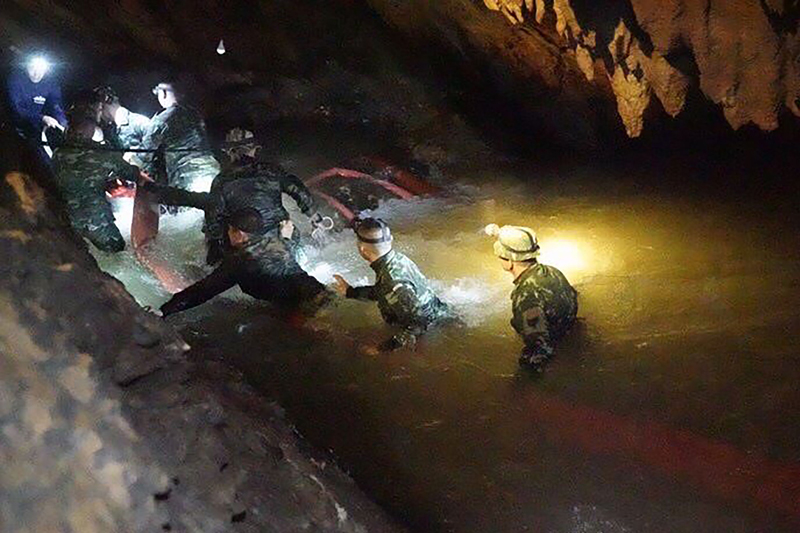 Футбольная команда спасена из затопленой пещеры в Тайланде