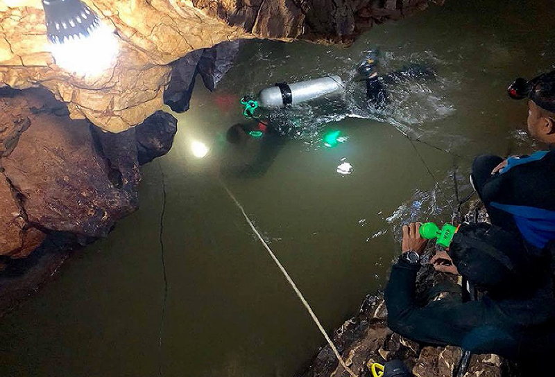 Футбольная команда спасена из затопленной пещеры в Тайланде