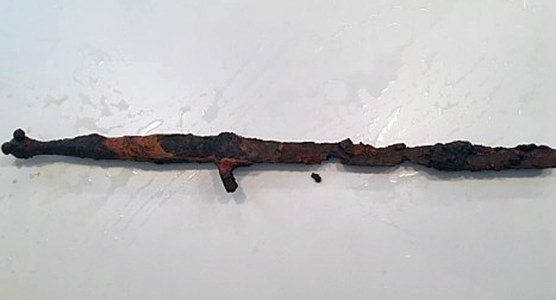 Дайверы нашли в норвежском озере средневековый меч