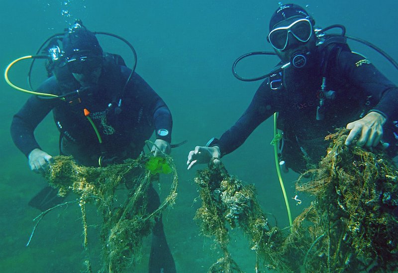 Дайверы-волонтеры убирают сети-призраки в Мраморном море