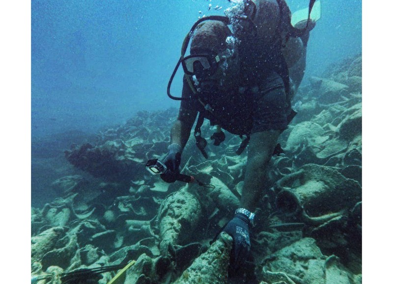 В Египте дайверы исследуют 2300-летний затонувший корабль