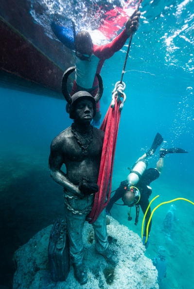 Карнавал в подводном парке скульптур Гренады