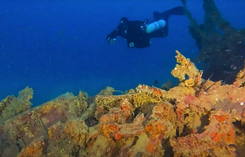 Греческие дайверы нашли половину самолета на глубине 60 метров