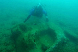 Найденная под водой каменная ванна оказалась древней лошадью