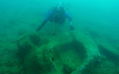 Найденная под водой каменная ванна оказалась древней лошадью