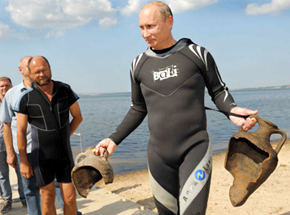 Путин погрузился с аквалангом в снаряжении Aqua Lung и нашел древние амфоры