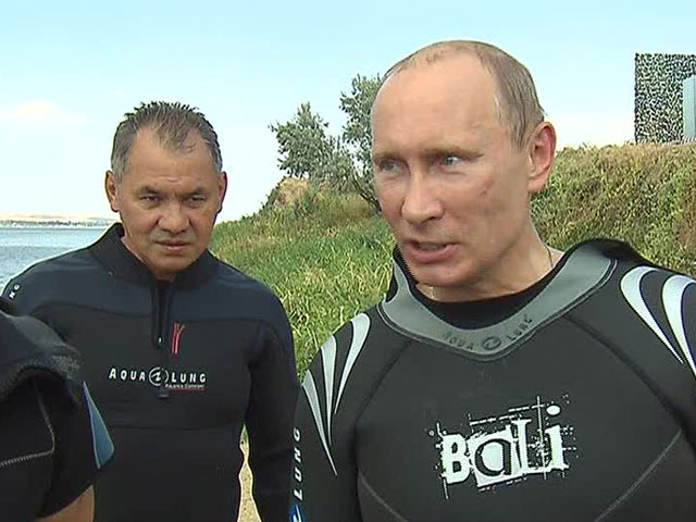 Путин погрузился с аквалангом в снаряжении Aqua Lung и нашел древние амфоры